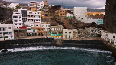 Olas-Del-Océano-Rompiendo-En-La-Costa-Rocosa-De-La-Playa-De-Los-Roques-De-Fasnia-En-Las-Islas-Canarias,-España