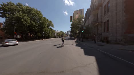 POV-Radfahren-Entlang-Der-Straße-In-Der-Innenstadt-Von-Montreal-An-Sonnigen-Tagen