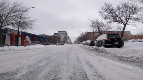 POV-Conduciendo-Por-Una-Carretera-Cubierta-De-Nieve-En-El-Barrio-De-Ville-Marie-En-Montreal
