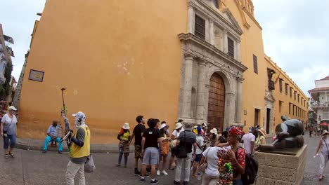 Los-Turistas-Están-Cerca-De-Una-Estatua-Hecha-Por-Botero-En-Una-Plaza-Del-Casco-Antiguo-De-Cartagena-De-Indias,-Colombia.