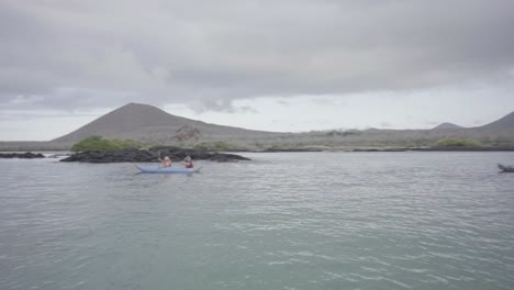 3-Kajaks-Mit-Touristen-Fahren-Kajak-Auf-Dem-Ozean-Der-Galapagos-Inseln