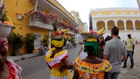 Eine-Gruppe-Touristen-Unterhält-Sich,-Während-Drei-Palenqueras-Neben-Ihnen-Stehen