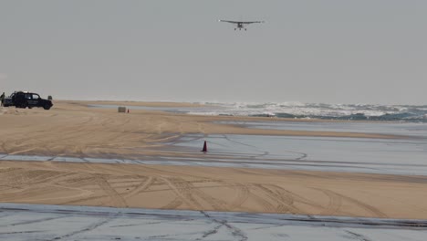 Touristenflugzeug-Landet-Am-Strand