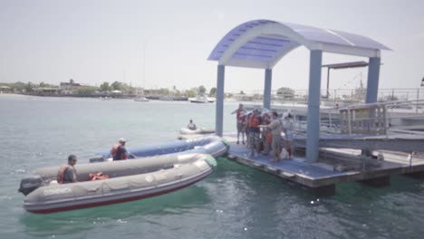 Touristen-Warten-Darauf,-In-Einem-Hafen-Der-Galapagos-Inseln-An-Bord-Zu-Gehen