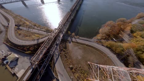 Akrobatische-FPV-Manöver,-Die-Am-Kabelturm-Vorbei-über-Die-Victoria-Brücke-In-Montreal-Tauchen