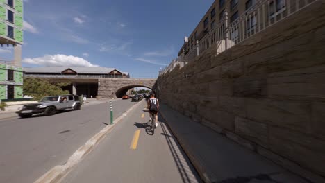 POV-Radfahren-Auf-Dem-Radweg-Unter-Dem-Straßentunnel-In-Montreal,-Kanada
