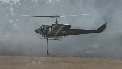 Helicóptero-Que-Bombardea-Agua-A-Punto-De-Despegar-Cerca-De-Un-Incendio-De-Hierba-En-Australia