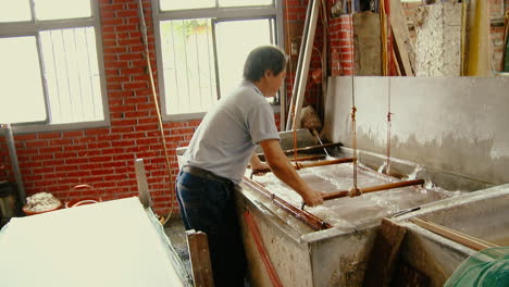 Arbeiter-Taucht-Bildschirm-Im-Traditionellen-Chinesischen-Papierherstellungsprozess-Ein