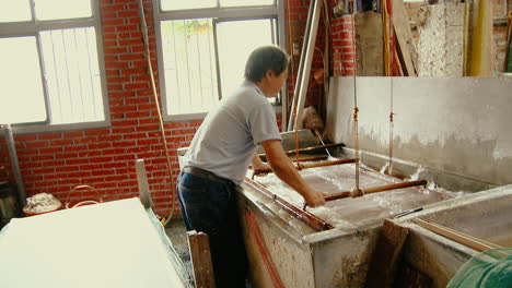 Pantalla-De-Inmersión-Del-Trabajador-En-El-Proceso-De-Fabricación-De-Papel-Tradicional-Chino.