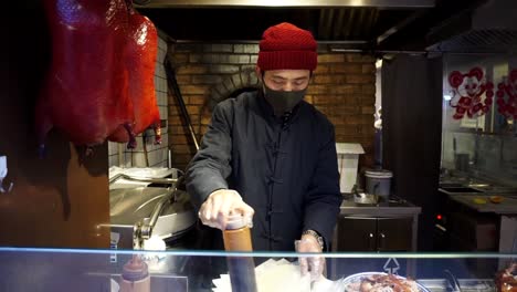 El-Pato-Asado-O-Pato-Pekín-Es-Una-Comida-Callejera-Tradicional-En-Beijing,-China.