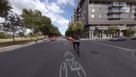 POV-Siguiendo-A-Un-Ciclista-A-Lo-Largo-De-La-Rue-Molson-En-Montreal