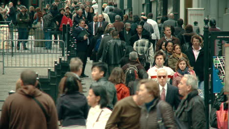 Turistas-Y-Gente-De-Negocios-Llenan-Las-Aceras-De-Manhattan-Durante-La-Hora-Pico.