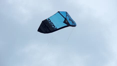 Una-Cometa-Azul-Para-Kitesurf-Flota-En-El-Aire-Bajo-Un-Cielo-Azul