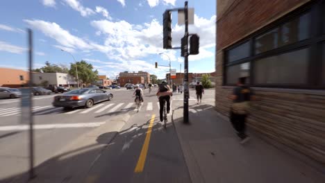 POV-Radfahren-Entlang-Der-Rachel-Street-In-Montreal,-Vorbei-An-Dichtem,-Stillstehendem-Verkehr