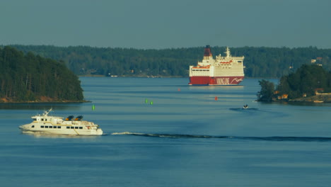 Internationale-Kreuzfahrtschiffe-Für-Urlaubsziele-Am-Norwegischen-Fjord