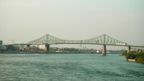 Vista-Del-Puente-Jacques-Cartier-Que-Cruza-El-Río-San-Lorenzo-En-Montreal