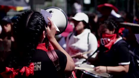 Una-Mujer-En-Quito,-Ecuador,-Está-Usando-Un-Megáfono-En-Una-Manifestación-De-Protesta-A-Favor-De-Los-Derechos-De-Las-Mujeres-Y-La-Violencia-De-Género.
