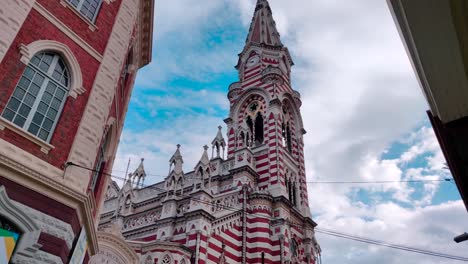 Eine-Kathedrale-Mit-Roten-Und-Weißen-Farben-Und-Streifen-In-Der-Altstadt-Von-Bogotá,-Kolumbien