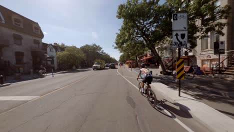 POV-Radfahren-Entlang-Der-Berri-Street-Auf-Den-Radweg-In-Montreal,-Kanada