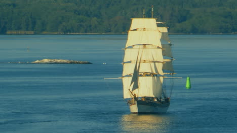 Piraten-Karibik-Segelschiff-Mit-Stolz-Auf-Skandinavische-Inseln