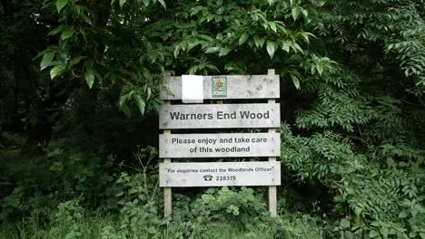Der-Anfangseingang-Zum-Warners-Ends-Woods-Befindet-Sich-Mit-Dem-Holzschild