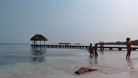 Eine-Gruppe-Touristen-Fotografiert-Den-Weißen-Sandstrand-Und-Das-Türkisfarbene-Meerwasser-Einer-Paradiesischen-Insel-In-Der-Nähe-Von-Cartagena-De-Indias,-Kolumbien