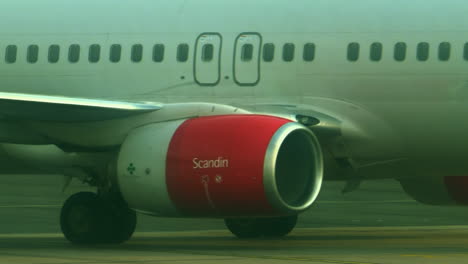 Avión-De-Aerolínea-Escandinava-Tirado-Por-Un-Tractor-Del-Aeropuerto