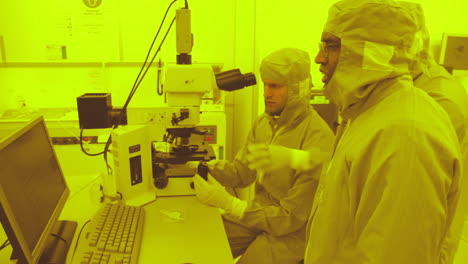 Gruppe-Männlicher-Forscher,-Die-Im-Biochemischen-Labor-Mit-Mikroskop-Und-Laborgeräten-Arbeiten