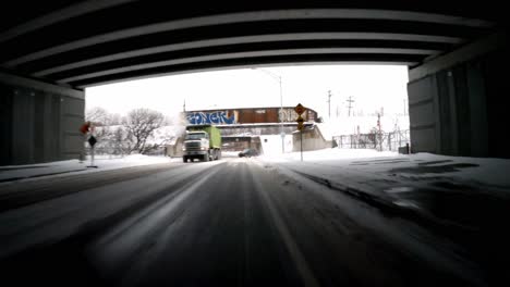 POV-Bewegungshyperlapse-Entlang-Einer-Verschneiten,-Vereisten-Straße-Im-Stadtteil-Verdun-In-Montreal