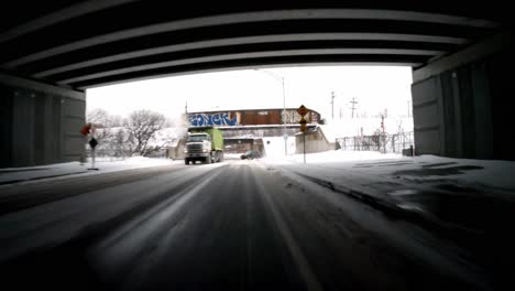 Hiperlapso-De-Movimiento-Pov-A-Lo-Largo-De-Una-Carretera-Helada-Y-Nevada-En-El-Distrito-De-Verdún-De-Montreal