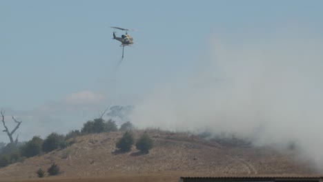 Water-bombing-helicopter-full-of-water-heading-to-grass-fire