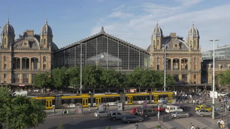 Front-view-of-Nyugati-Railway-Station-in-Budapest,-Hungary