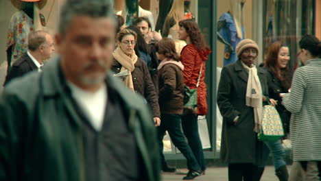 Menschen-Stehen-Vor-Dem-Schaufenster-Und-Reden,-Während-Menschenmengen-Auf-Den-Belebten-Straßen-Von-New-York-City-Vorbeiziehen