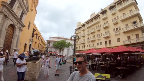 Turistas-En-Una-Plaza-Del-Casco-Antiguo-De-Cartagena-De-Indias
