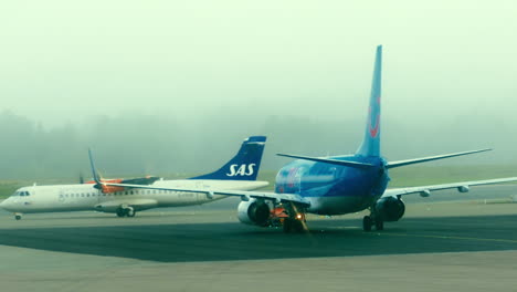 Avión-De-Pasajeros-Esperando-En-El-Aeropuerto-Y-Avión-De-Hélice-En-Rodaje