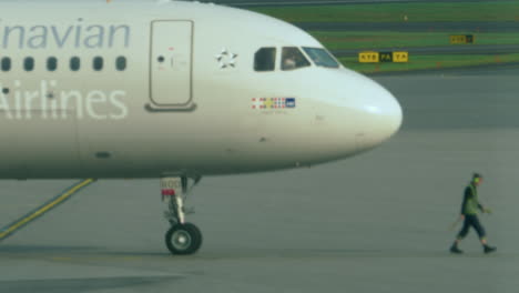 Flughafenbetreiber-Bei-Der-Arbeit-Mit-Flugzeugfahrwerk-Der-Skandinavischen-Fluggesellschaft