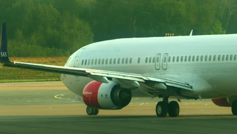 A320-Flugzeug-Der-Skandinavischen-Fluggesellschaft-Rollt-Und-Dreht-Auf-Der-Landebahn-Des-Flughafens