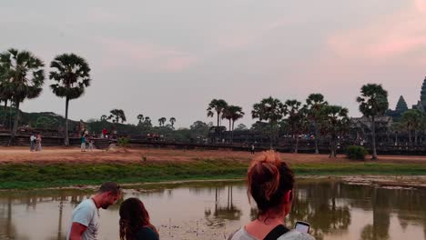 Menschen-Stehen-Vor-Dem-Tempel-Ankgkor-Wat,-Nachdem-Die-Sonne-Aufgegangen-Ist