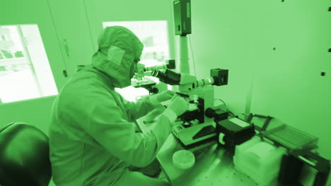 Trabajador-De-Laboratorio-Usando-Un-Microscopio-En-Un-Laboratorio-Científico,-Primer-Plano-De-Muñeca