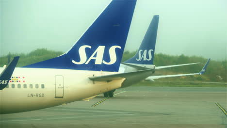 Los-Aviones-De-Pasajeros-De-Scandinavian-Airlines-Salen-En-Taxi-Y-Retroceden-En-El-Aeropuerto