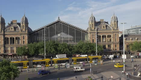 Fachada-De-La-Estación-De-Tren-De-Nyugati-En-Budapest,-Hungría.