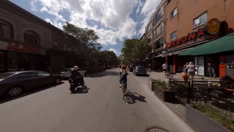 POV-En-Bicicleta-Por-El-Centro-De-Montreal-Pasando-Por-Una-Calle-Urbana