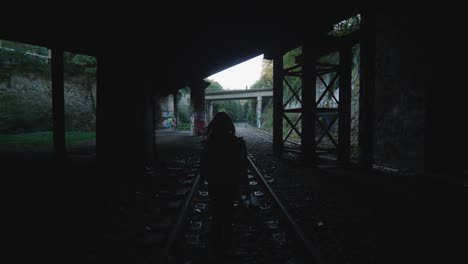 Silhouette-Einer-Frau,-Die-Entlang-Einer-Verlassenen-Eisenbahnstrecke-In-La-Petite-Ceinture-Läuft