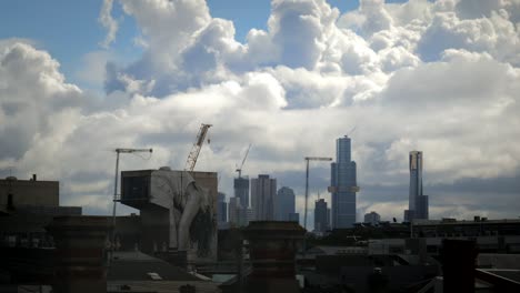 Zeitraffer-Von-Wolken,-Die-über-Melbourne-CBD-Rasen-Und-über-Dächer-Blicken