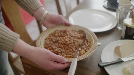 Plato-Lleno-De-Frijoles-Horneados-Calientes-Colocados-Sobre-La-Mesa