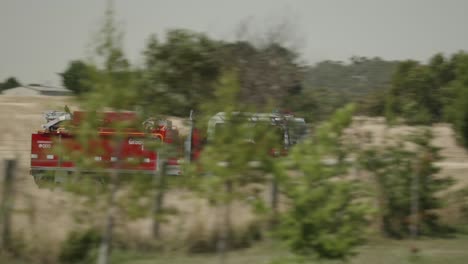 Feuerwehrauto-Fährt-Entlang-Der-Landstraße-Im-Australischen-Outback