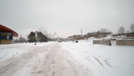 Pov-De-Hiperlapso-Conduciendo-Por-Una-Carretera-Cubierta-De-Nieve-En-Montreal-En-Invierno