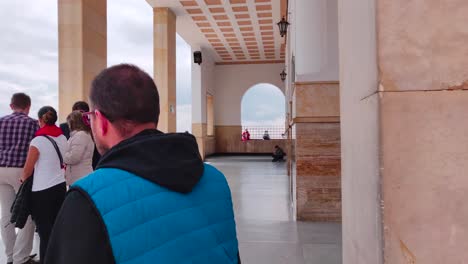 Vista-De-Personas-Cerca-De-La-Entrada-De-Una-Iglesia-En-La-Cima-Del-Teleférico-De-Monserrate-En-Bogotá,-Colombia