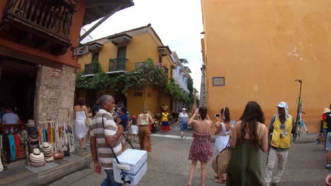 Touristen-Nehmen-Einheimische-Und-Palenqueras-In-Der-Altstadt-Von-Cartagena-De-Indias-In-Kolumbien-Auf-Und-Filmen-Sie
