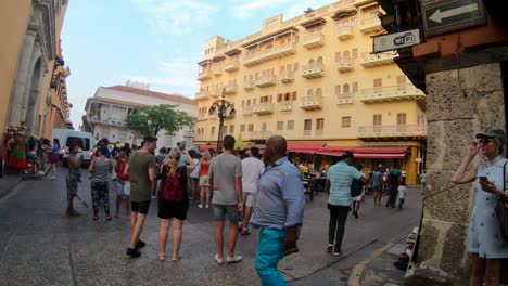 Muchos-Turistas-Caminan-Y-Se-Paran-En-Una-Plaza-Del-Casco-Antiguo-De-Cartagena-De-Indias,-Colombia